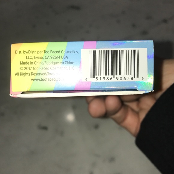 Too Faced Magic Rainbow Strobing Brush - Picture 8 of 8